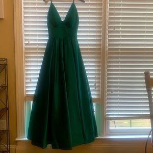 Beautiful Emerald green gown. sz 6-8